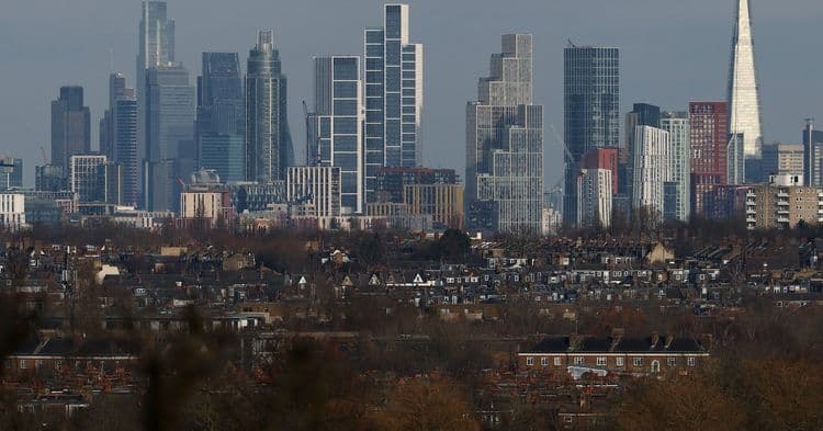 Crescimento econômico do Reino Unido em fevereiro supera expectativas dos economistas. Reprodução: Reuters