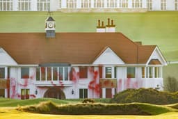 Ativistas vandalizam campo de golfe de Trump na Escócia