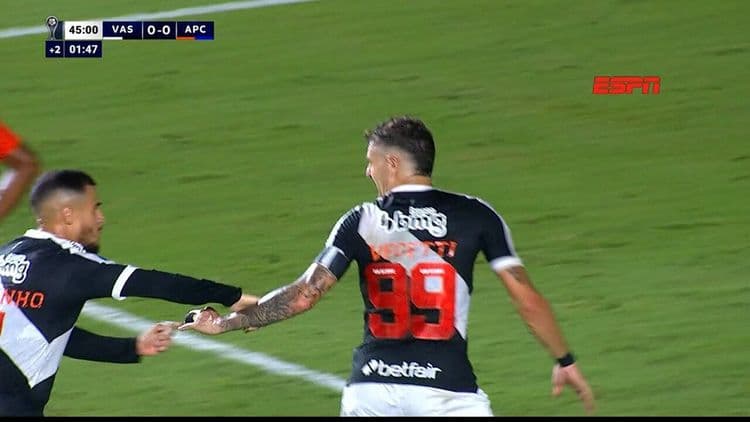 Jogadores do Vasco comemoram a vitória contra o Puerto Cabello na Copa Sul-Americana 2025. Reprodução: Globo