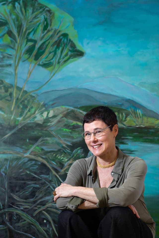 Esther Bonder em seu ateliê, onde cria obras inspiradas na natureza. Reprodução: Globo