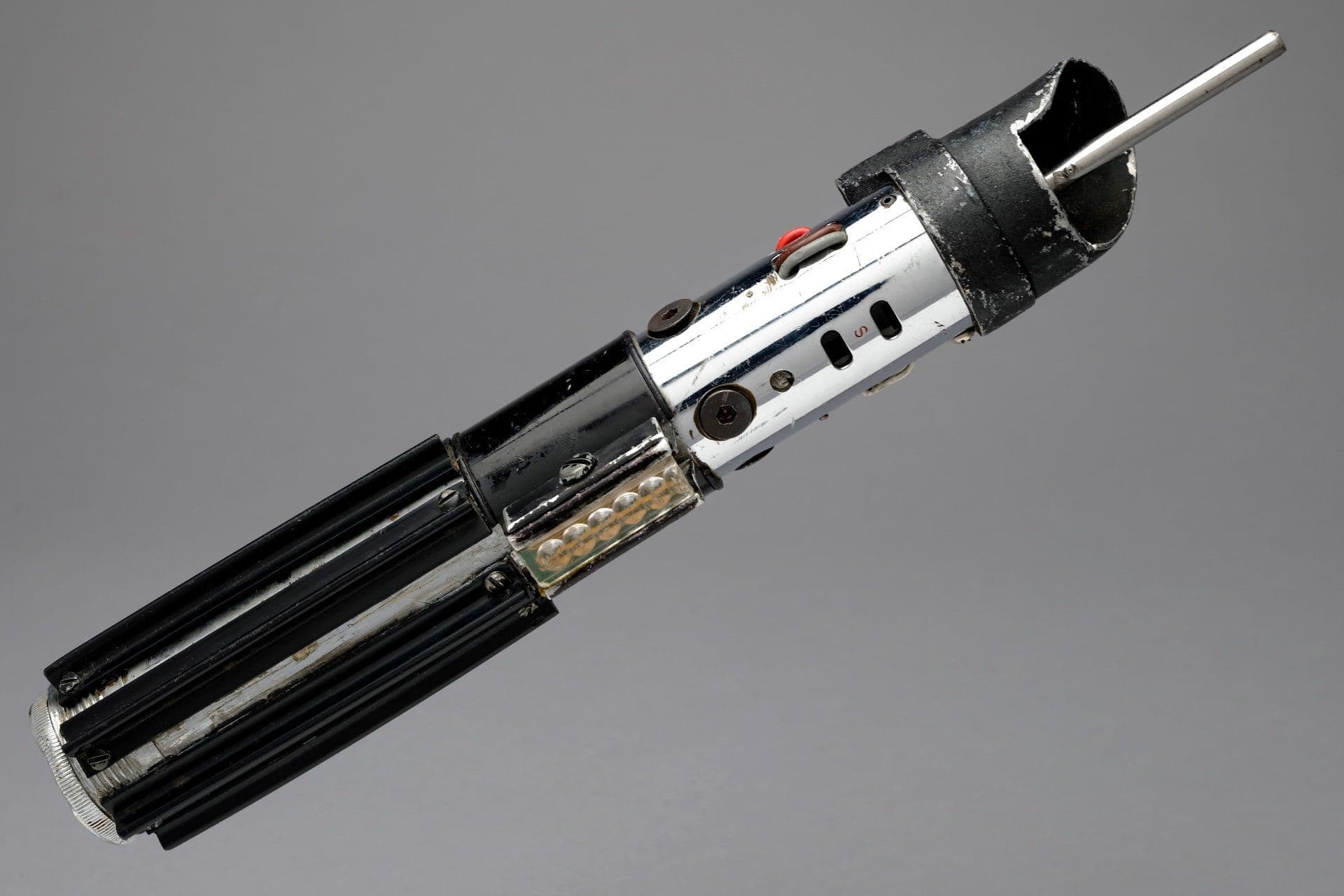 Luz do sabre de Darth Vader em leilão de itens raros de filmes. Reprodução: Gizmodo