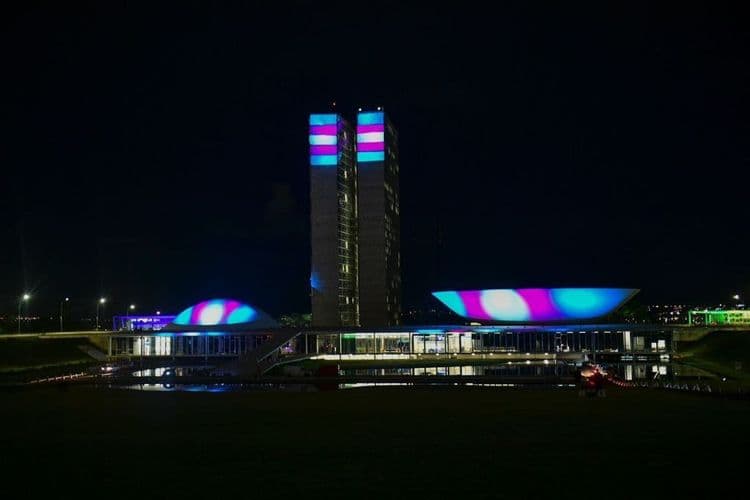 Congresso Nacional é iluminado em homenagem à comunidade trans