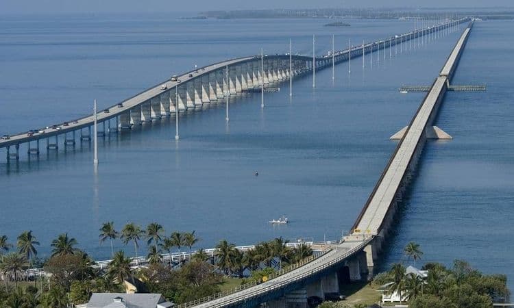 Overseas Highway conecta as ilhas de Flórida Keys, proporcionando vistas deslumbrantes do Golfo e do Atlântico. Reprodução: O Globo