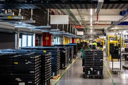 Instalações da Amazon Illescas sob vigilância do uso de algoritmos no ambiente de trabalho. Legenda da imagem. Reprodução: Retorno do item 11