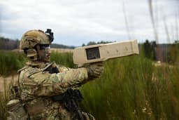 Soldado do Exército dos EUA utiliza tecnologia Dronebuster 3B para neutralizar um drone em exercício na Alemanha.; Reprodução: Business Insider
