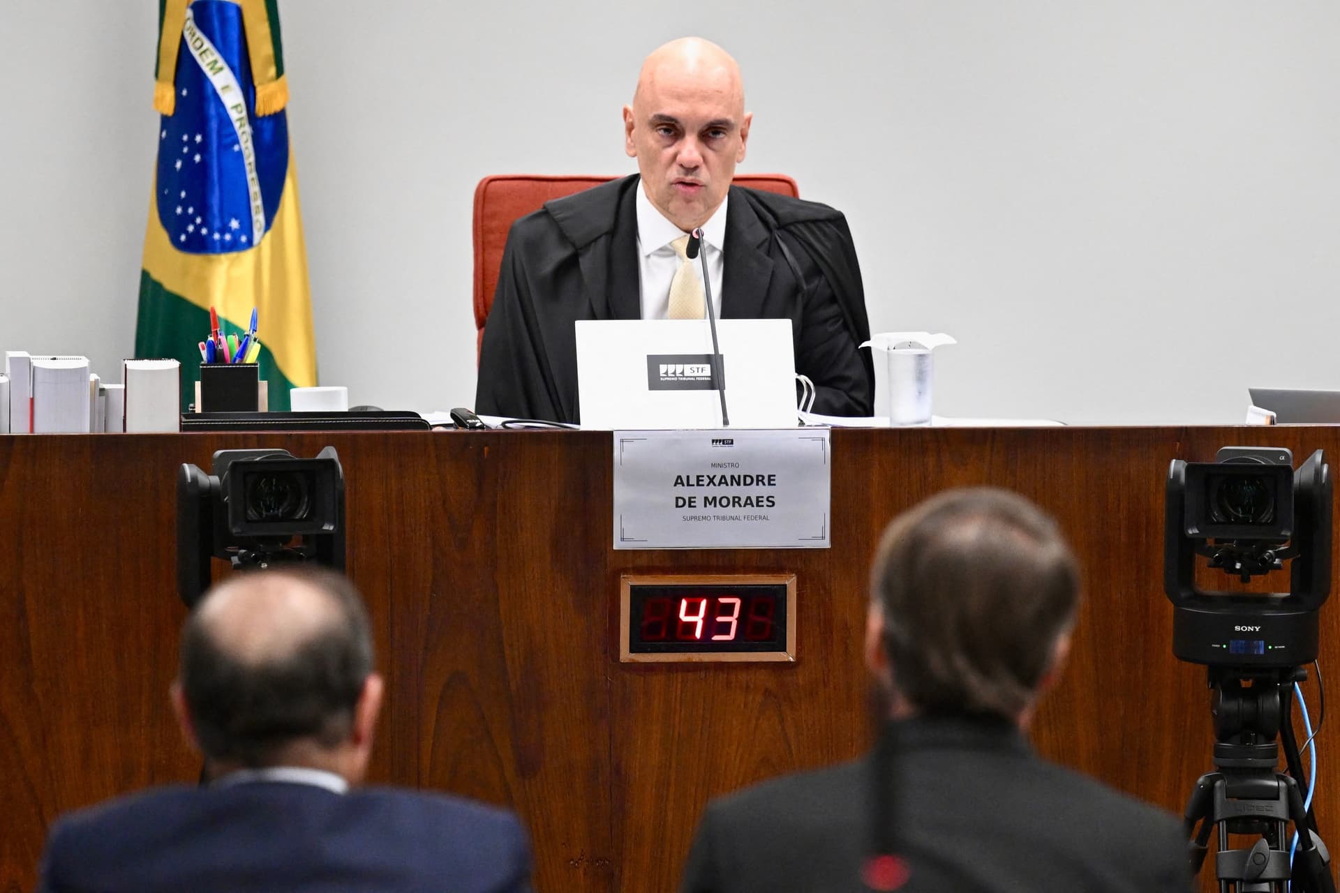 Jair Bolsonaro e seu advogado durante depoimento no processo da tentativa de golpe. Reprodução: Globo