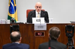 Jair Bolsonaro e seu advogado durante depoimento no processo da tentativa de golpe. Reprodução: Globo