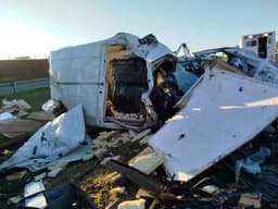 Acidente fatal entre utilitário e caminhão na Rodovia Marechal Rondon em Araçatuba. Reprodução: Globo