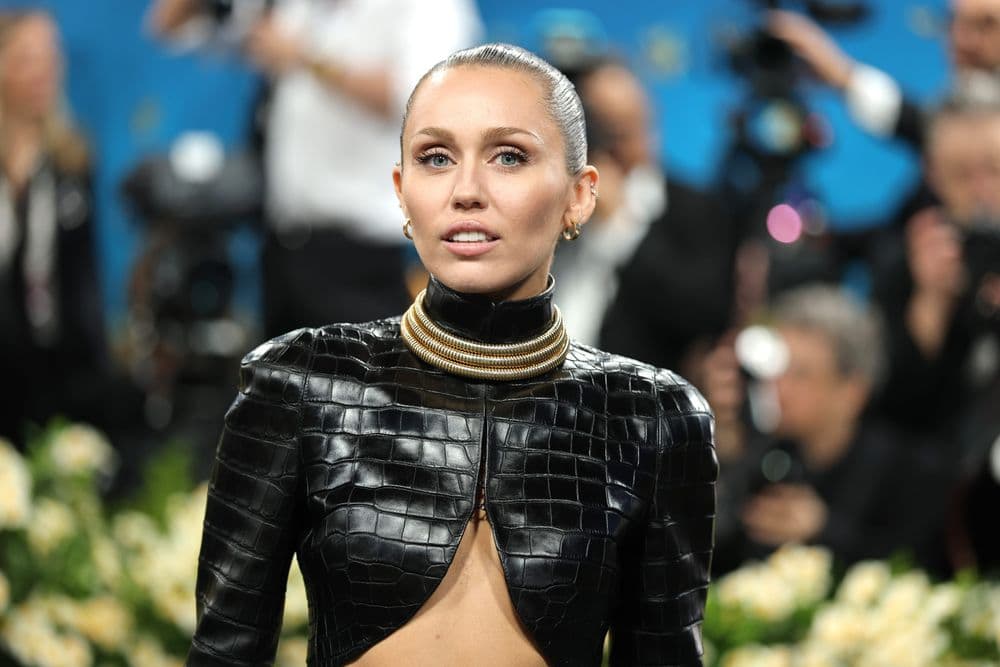 Miley Cyrus fala sobre sua nova perspectiva em relação aos pais como indivíduos, após o divórcio deles. Reprodução: Business Insider