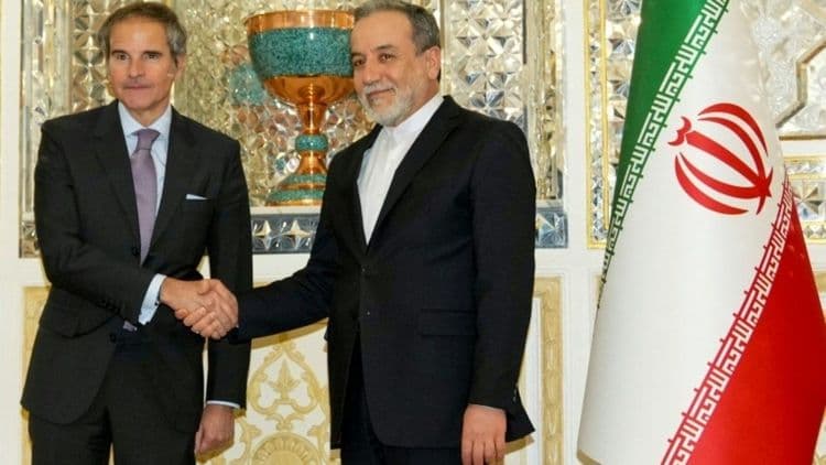 Rafael Grossi, diretor da AIEA, se encontra com oficial iraniano sobre programa nuclear. Reprodução: AFP
