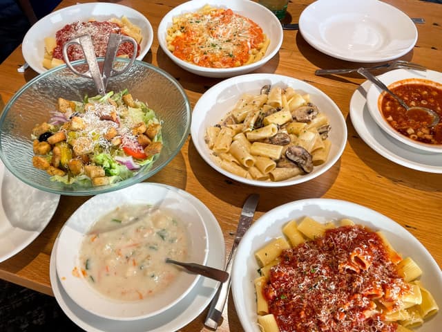 Destaques do jantar: quatro pratos de massa, sopas e salada no Olive Garden.; Reprodução: Steven John