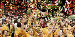 Traders celebram com confete após recuperação surpreendente do mercado de ações. Reprodução: Business Insider