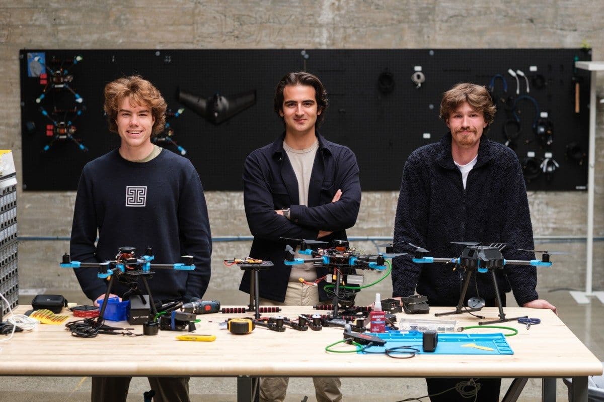 Participantes de hackathon apresentam drone econômico que calcula coordenadas em evento de tecnologia. Reprodução: TechCrunch