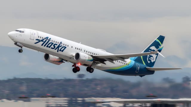 Alaska emite alerta para passageiros sobre potenciais atrasos durante o dia. Reprodução: Gizmodo