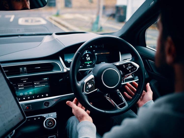 Nissan firmou parceria com a Wayve para integrar software de direção autônoma em seus veículos a partir de 2027. Reprodução: TechCrunch