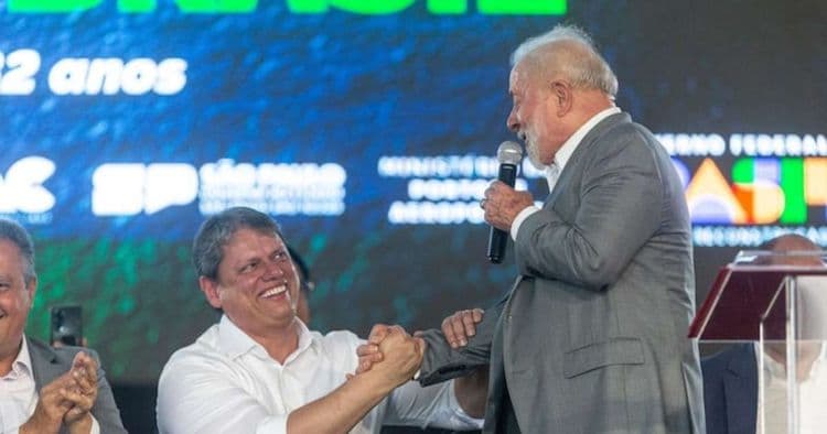 Lula e Tarcísio se unem em evento, governador é vaiado