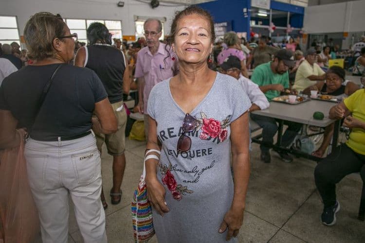 Clientes celebram o Dia das Mães com programação especial no Restaurante Popular de Maceió. Reprodução: Assessoria