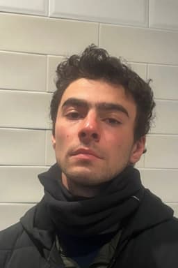 Luigi Mangione, envolvido em caso de homicídio, aparece em foto de prisão na Pensilvânia. Reprodução: Business Insider