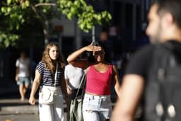 Moradores do Rio de Janeiro buscam sombra para escapar do forte calor nesta quarta-feira. Reprodução: Globo