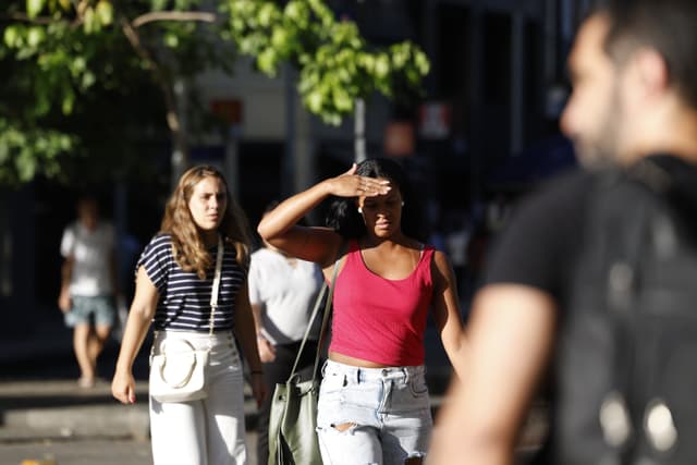 Moradores do Rio de Janeiro buscam sombra para escapar do forte calor nesta quarta-feira. Reprodução: Globo