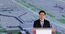 John Lee, líder de Hong Kong, defende assinatura de acordos comerciais para reduzir riscos da guerra comercial. Reprodução: Reuters