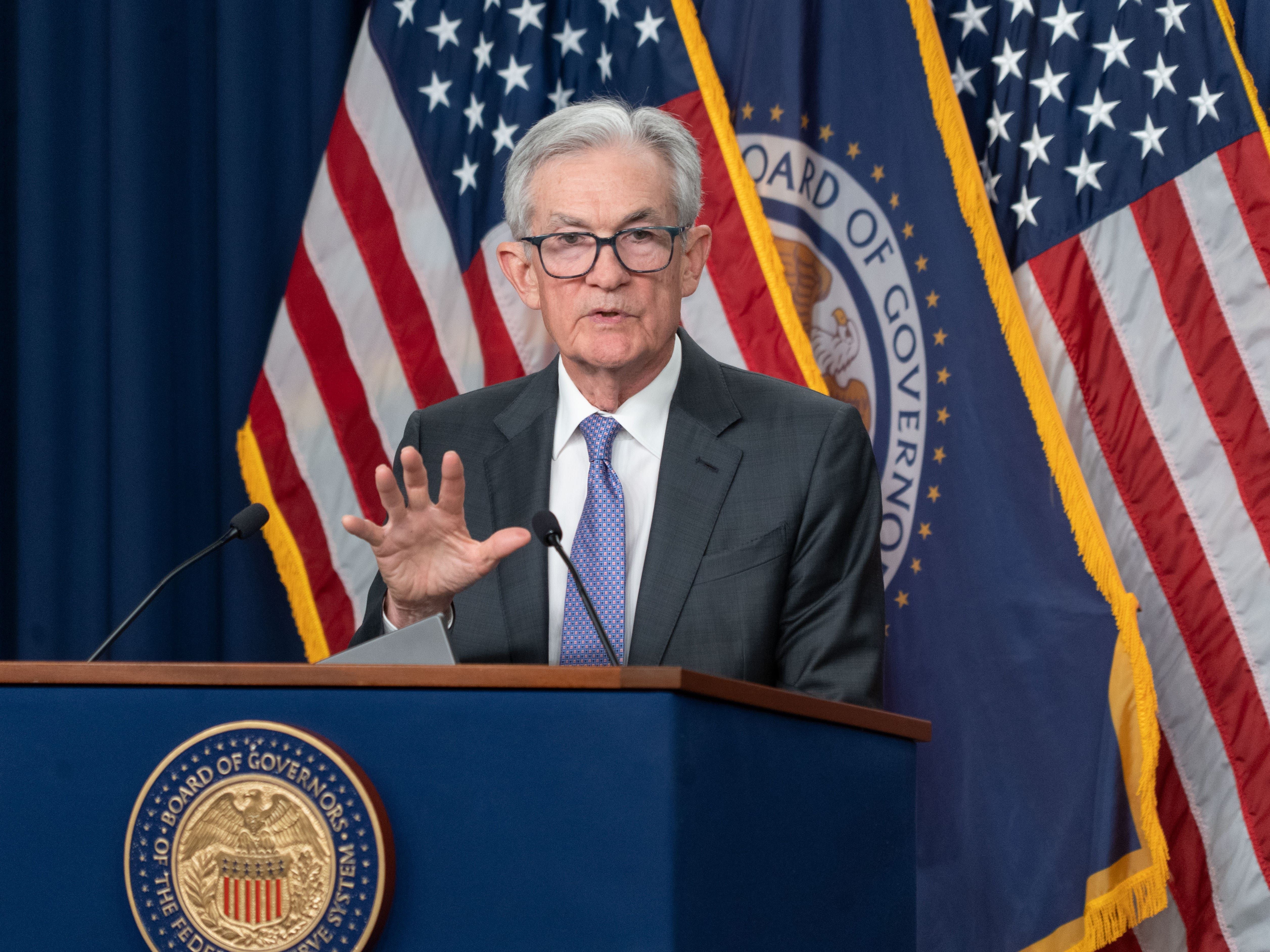 Powell lê carta aos senadores após testemunho sobre reformas no prédio do Fed. Reprodução: Businessinsider