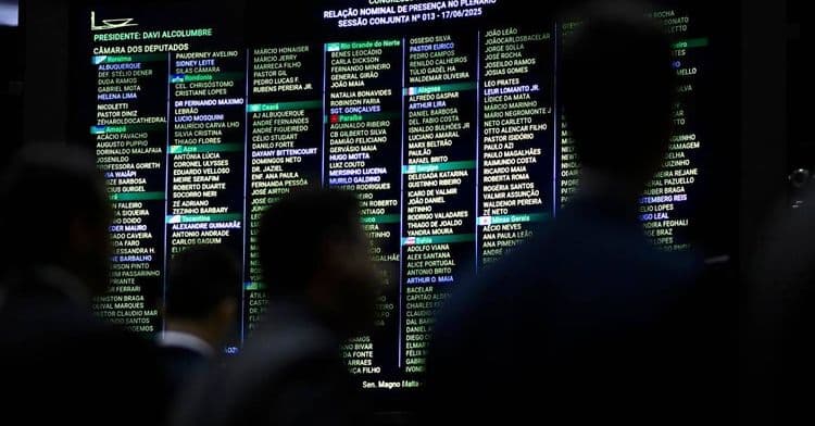 Parlamentares aprovam aumento de 9% na conta de luz, prejudicando consumidores. Reprodução: Veja.