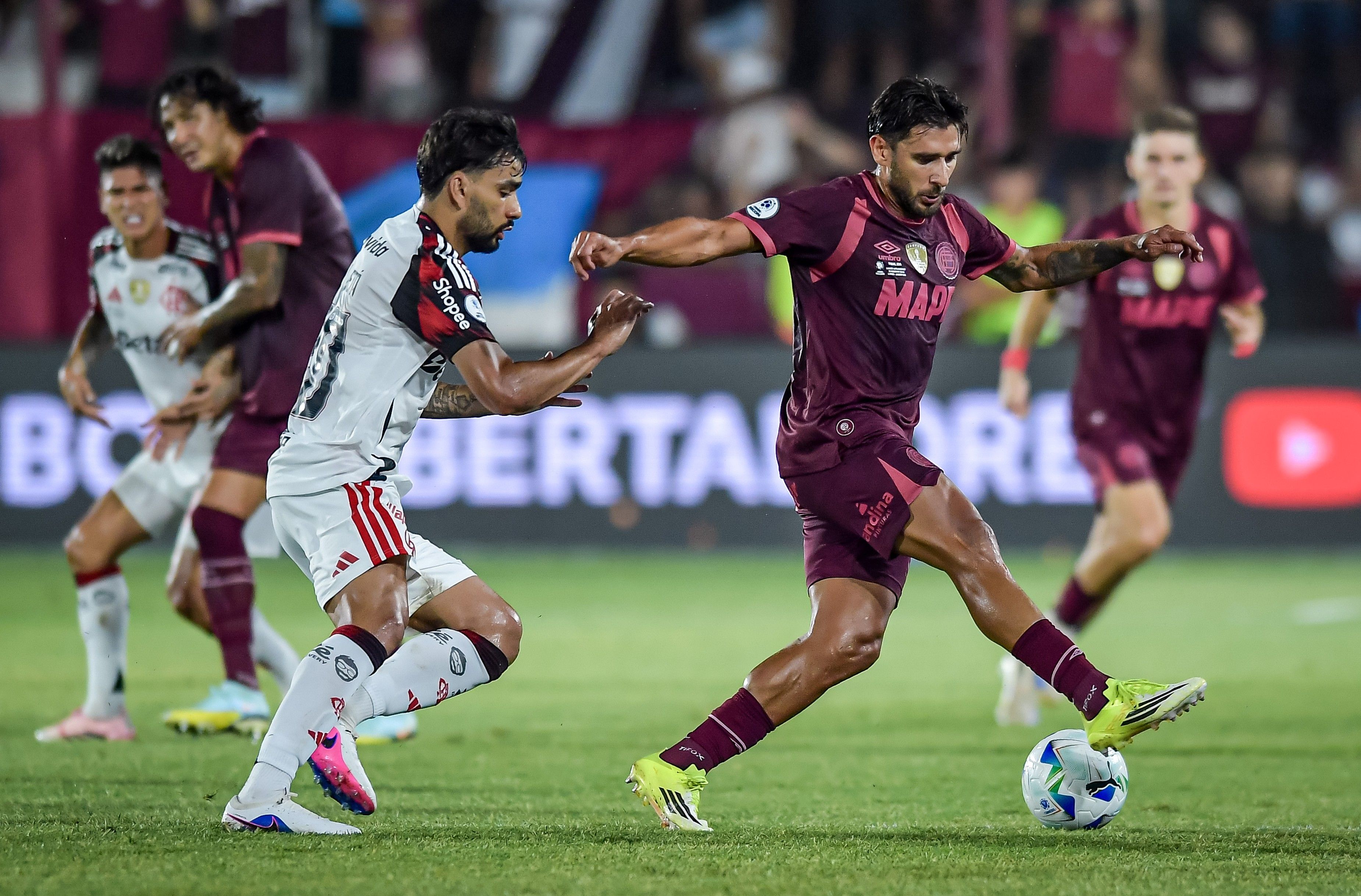 [Flamengo disputa a Recopa contra o Lanús enquanto redes sociais são hackeadas]. Reprodução: Ge