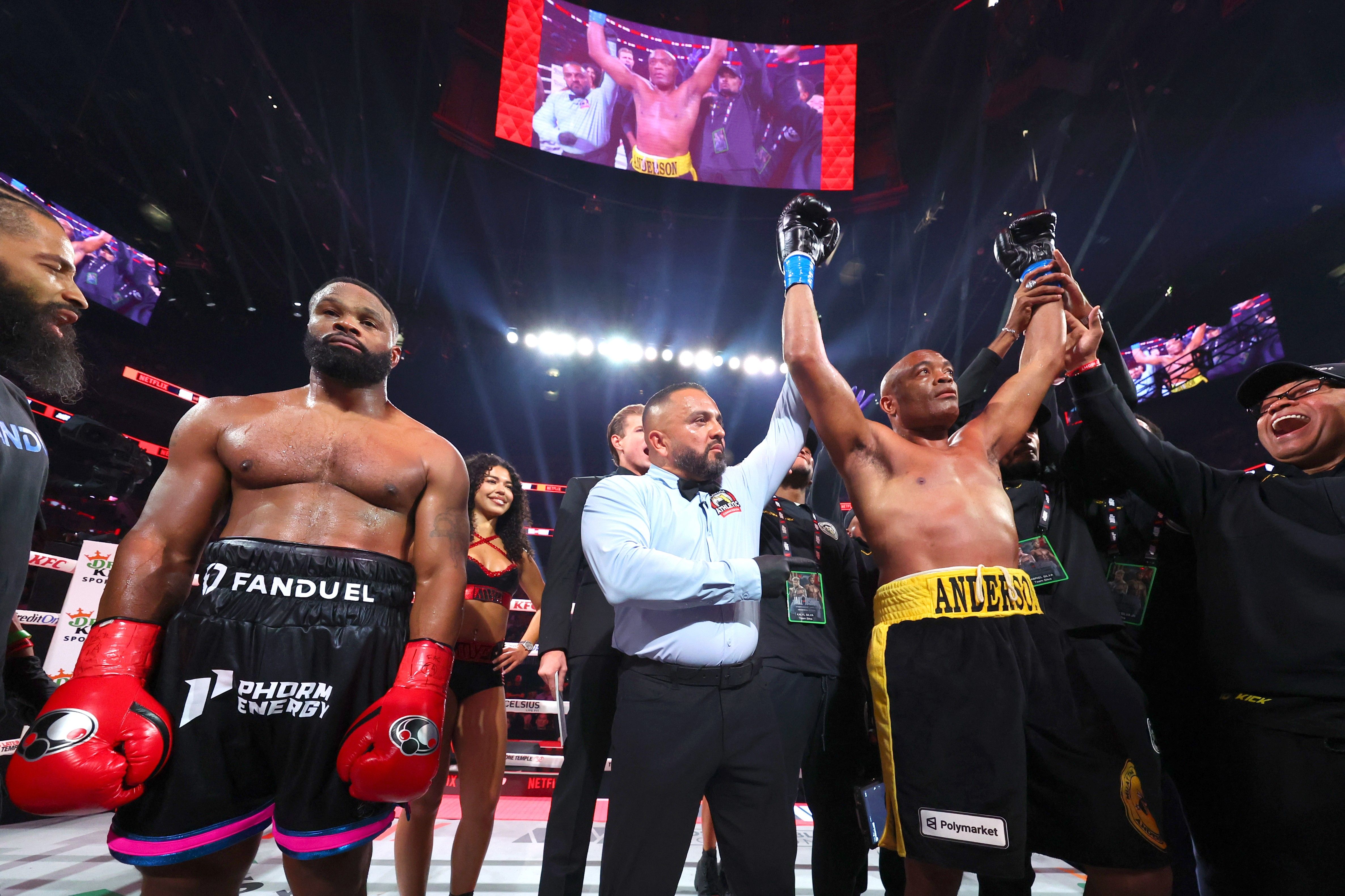 Anderson Silva vence Tyron Woodley por nocaute técnico no segundo round. Reprodução: Ge