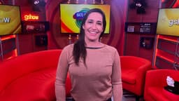 Ginasta ri de memes enquanto conversa com o marido durante o reality. Reprodução: Globo