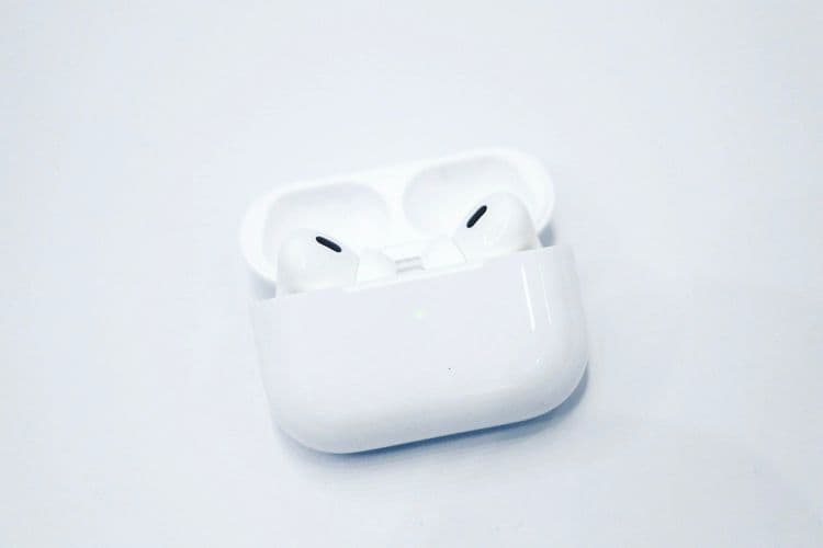 Imagem de AirPods Pro, destacando uma possível questão com a assistente virtual Siri. Reprodução: Bloomberg