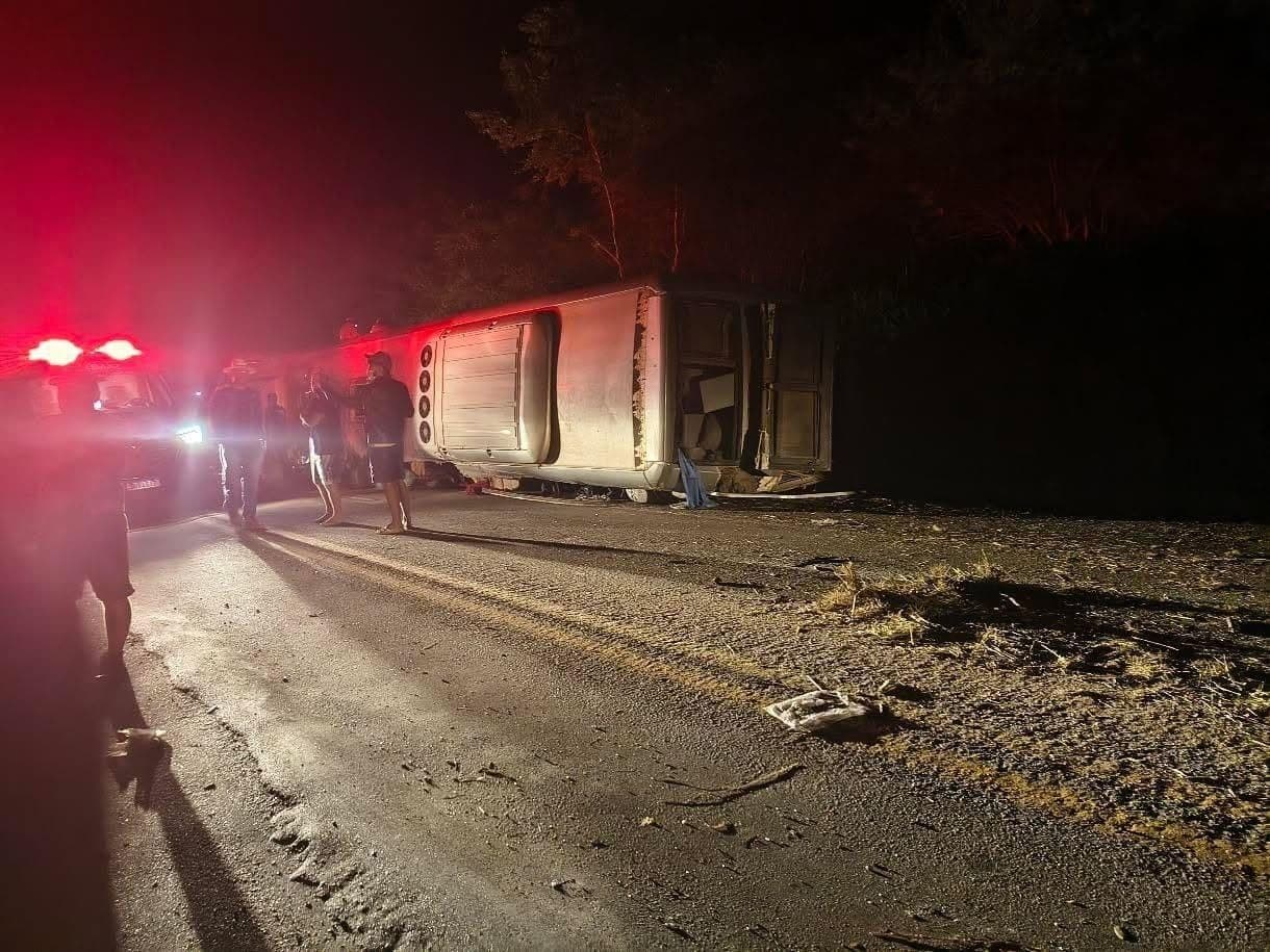 Ônibus de turismo tombou na Serra dos Ventos, BR-423, em Pernambuco. Reprodução: Retorno do item 11