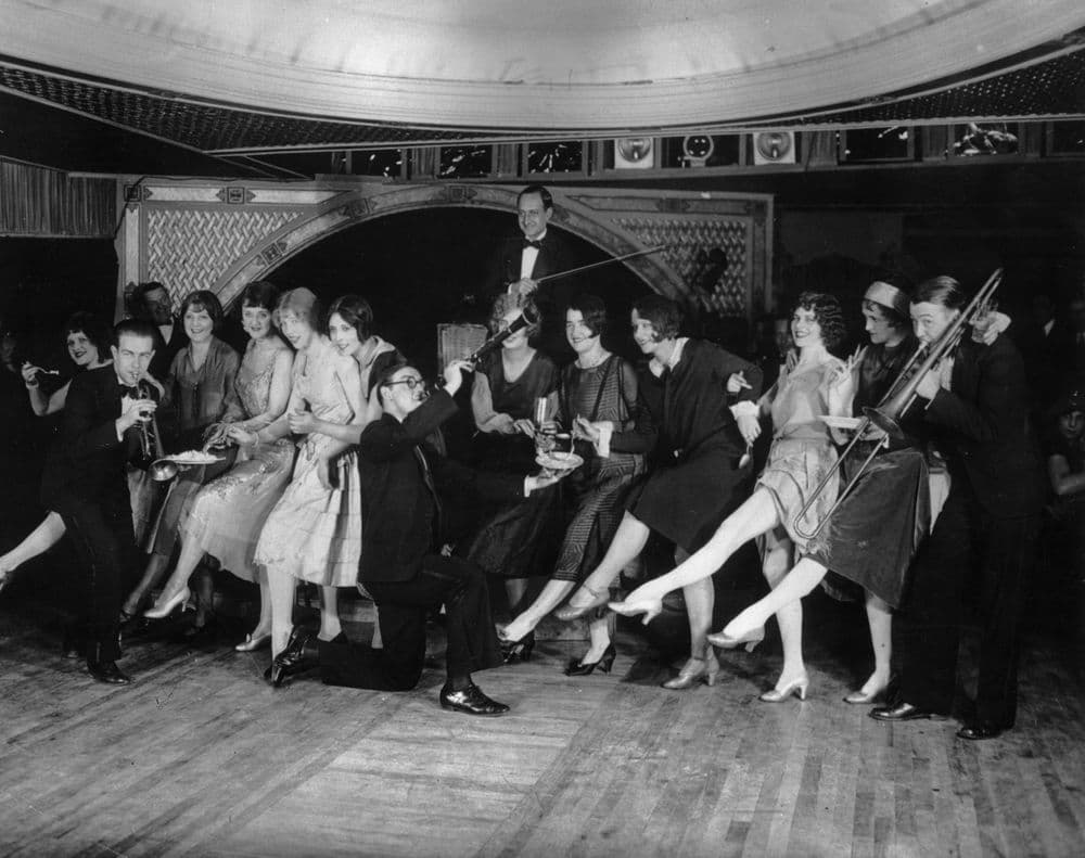 Mulheres desfrutam de um café em Paris, retratando a vida social na década de 1920. Reprodução: Business Insider