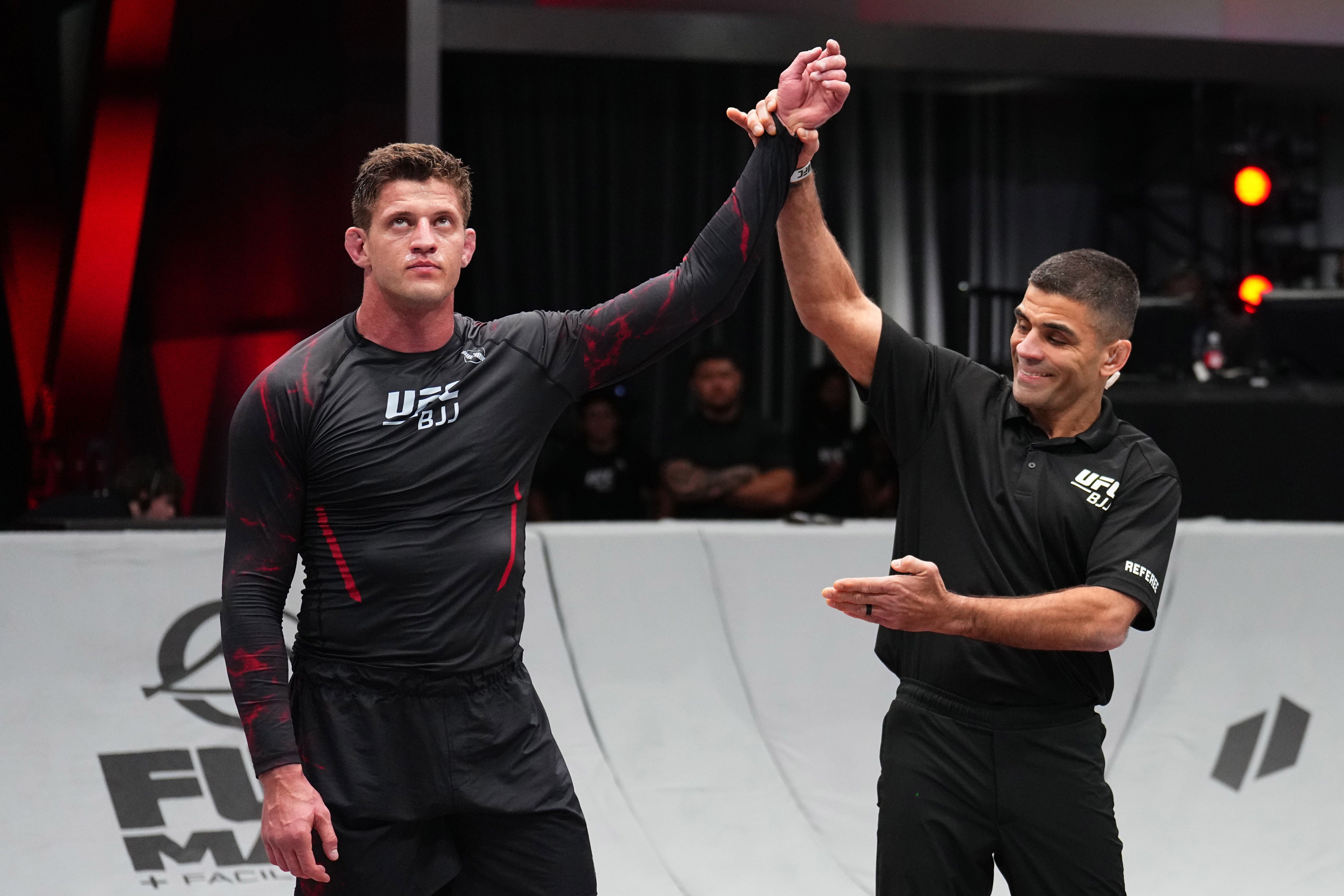 [Meregali vence em retorno; Musumeci finaliza na luta principal]. Reprodução: Ge