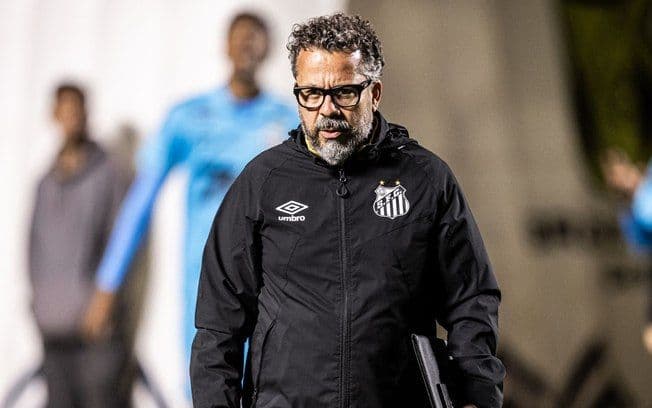Cléber Xavier é demitido do Santos após goleada; Legenda da imagem. Reprodução: iG Esporte