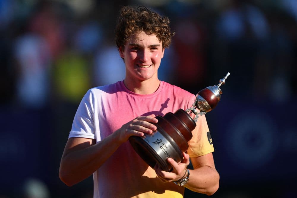 Jogador brasileiro se prepara para o Grand Slam francês, ao lado de Thiago Monteiro. Legenda da imagem. Reprodução: Globo