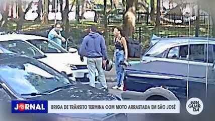 Briga de trânsito em São José dos Campos termina com moto arrastada por carro. Reprodução: Globo