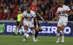 Alisson do São Paulo disputa bola durante confronto contra o Athletico-PR na Copa do Brasil. Legenda da imagem. Reprodução: ig.com.br