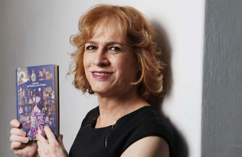 Carline lança o livro "Da Poesia e Do Tempo"