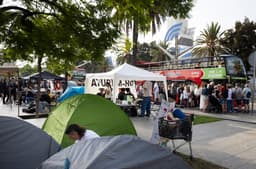Acampada de solidariedade à Palestina ocorre no terminal do WTC, no porto de Barcelona, nesta sexta. Legenda da imagem. Reprodução: Retorno do item 11