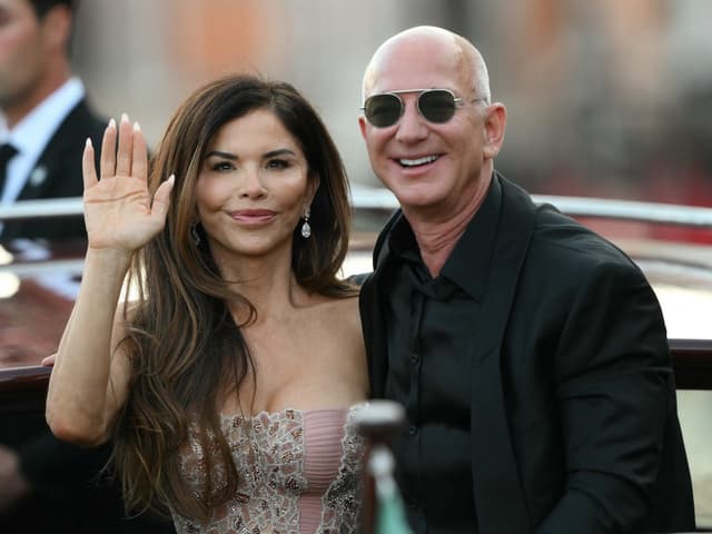Jeff Bezos e Lauren Sánchez Bezos se divertem em evento antes do casamento em Veneza. Reprodução: Business Insider