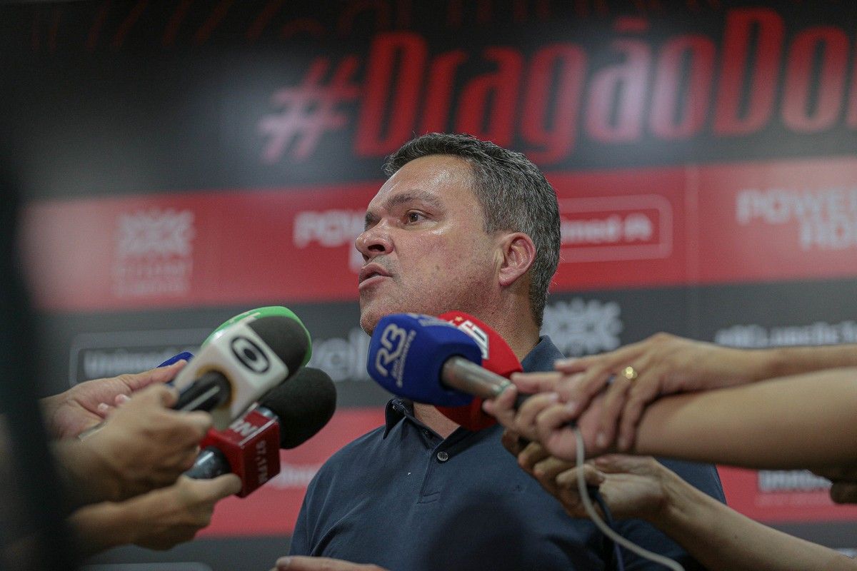 Adson Batista critica desempenho do Atlético-GO em partida