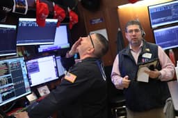 Traders da NYSE observam o impacto da queda do Bitcoin nas ações.. Reprodução: Business Insider