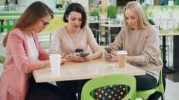 Mulheres discutem padrões de beleza e autocrítica nas redes, refletindo impacto na autoestima. Reprodução: Retorno do item 11