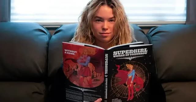 James Gunn revela a primeira imagem oficial de Supergirl, com Milly Alcock no papel principal. Reprodução: Legião dos Heróis