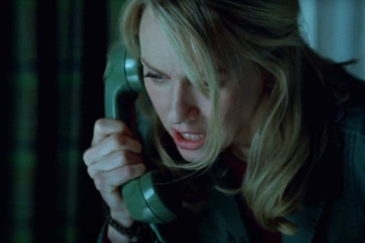 A imagem mostra um telefone antigo, evocando filmes de terror e a obsolescência das linhas fixas.; Reprodução: Gizmodo