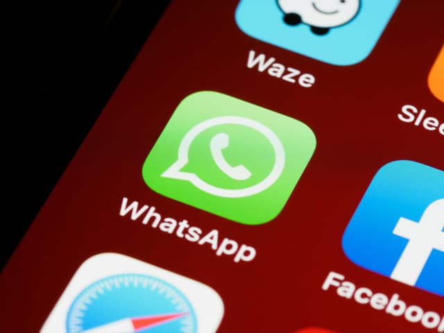 Usuários reagem à integração da Meta AI no WhatsApp e buscam formas de minimizá-la.; Reprodução: La Nación