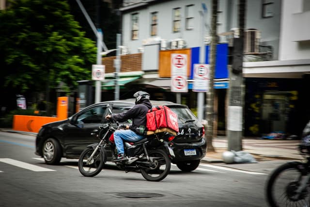Cruz representa os motociclistas mortos na curva da Avenida Niemeyer, Zona Sul do Rio. Reprodução: Globo