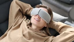 Máscara de olhos com peso bloqueia a luz para sono profundo.. Reprodução: Elpais