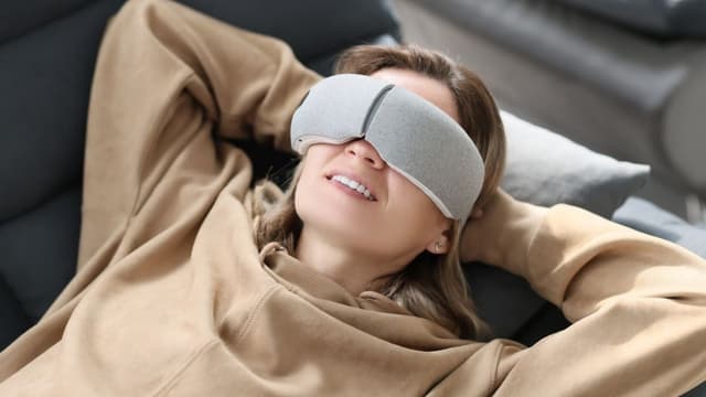 Máscara de olhos com peso bloqueia a luz para sono profundo.. Reprodução: Elpais